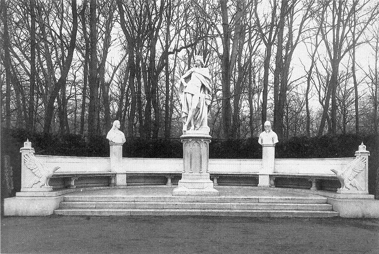 Heinrich_II_Siegesallee_group-statue-paul-bazelaire-berlin