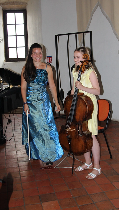 remise-violoncelle-association-amis-paul-bazelaire-Urmina_Majstorovitch_et_Emeline_Dudon