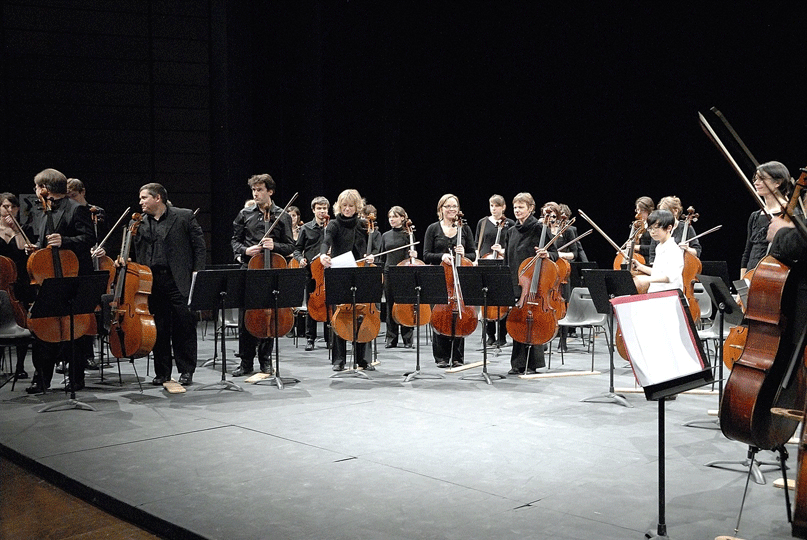 ensemble-violoncelle-2010-sur-la-scene-nationale-de-chalons-en-champagne-paul-bazelaire-agnes24